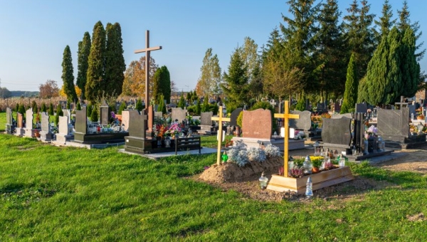 Jakie zdobienia można umieścić na płycie nagrobnej?