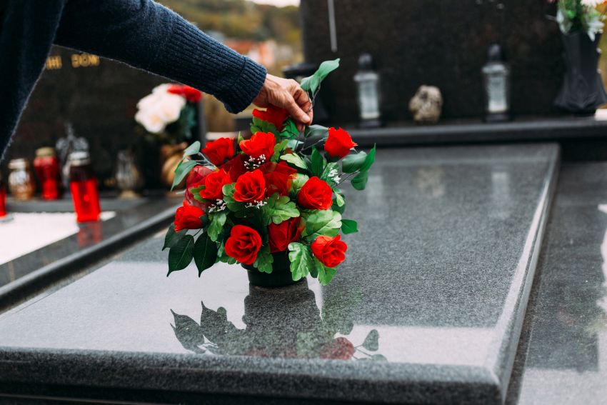 Kwiaty na grobie zmarłego